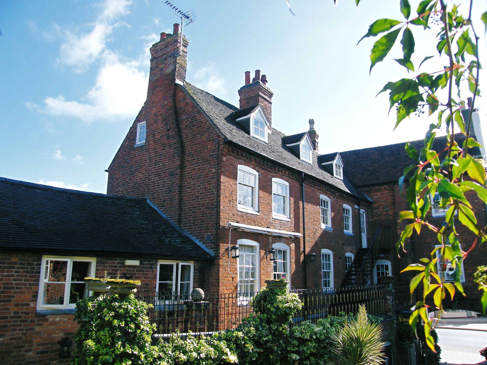 Greyhound Coaching Inn And Hotel